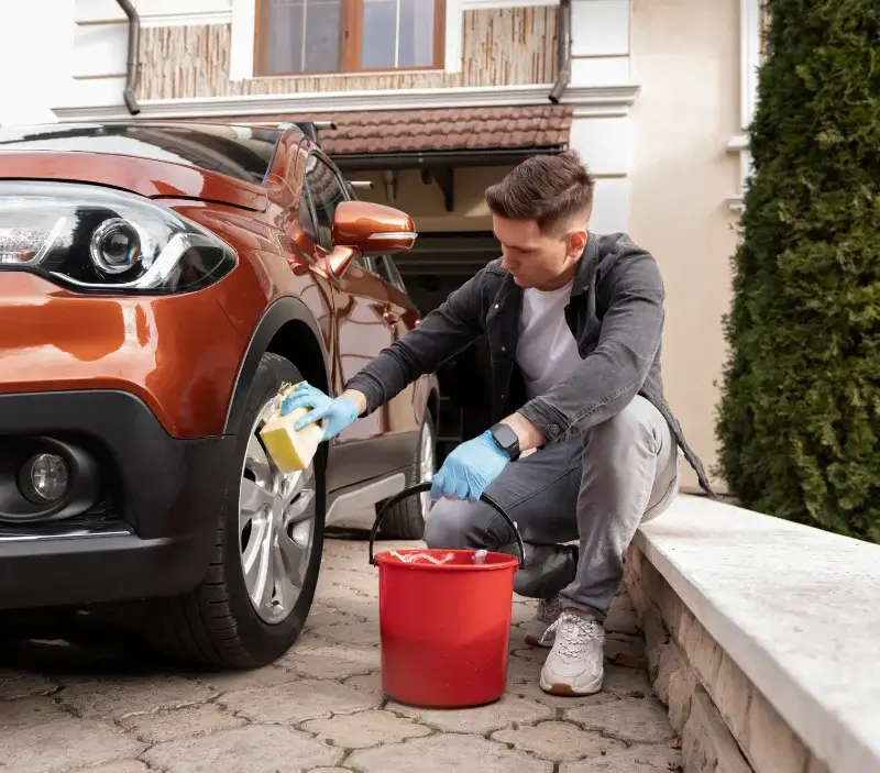 Lavage auto à domicile La Champenoise : professionnel intervenant sur un véhicule